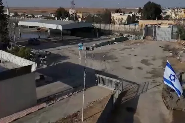 إسرائيل تسيطر على معبر رفح الفلسطيني بالقرب من الحدود المصرية (رويترز)