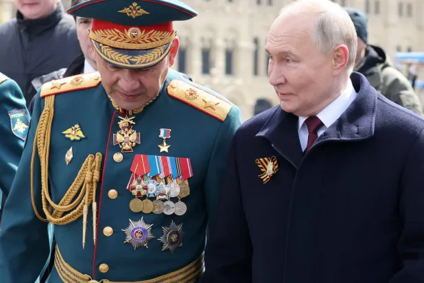 الرئيس فلاديمير بوتين مع وزير الدفاع سيرغي شويغو (أرشيفية- إ.ب.أ)