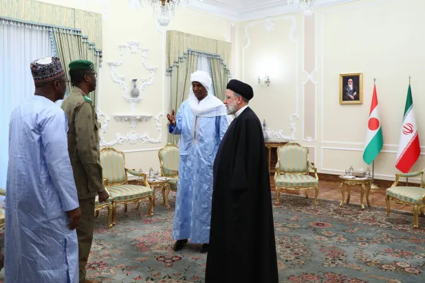 الرئيس الإيراني إبراهيم رئيسي یستقبل رئيس وزراء النيجر علي محمد الأمين زين في يناير الماضي (الرئاسة الإيرانية)