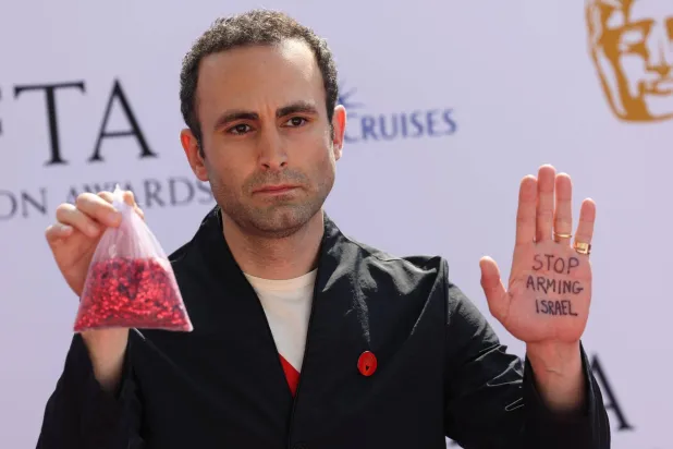 الممثل خالد عبد الله على السجادة الحمراء في حفل جوائز «بافتا» في لندن (إ.ب.أ)