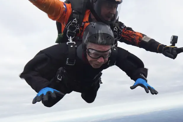 حطم ألفريد بلاشكي الرقم القياسي في موسوعة «غينيس» بعد أن قفز بالمظلة وهو بعمر الـ106 أعوام (صورة من موسوعة غينيس)