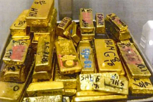 جانب من سبائك ذهب عثر عليها قبل تهريبها إلى الخارج (مكتب النائب العام)