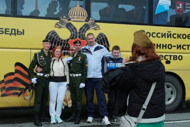 جنود ومدنيون يلتقطون صورة تذكارية في «يوم النصر» الذي يقام احتفالاً بالانتصار على النازية وانتهاء الحرب العالمية الثانية في موسكو (رويترز)