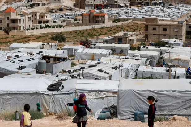 مخيم للنازحين السوريين في بلدة عرسال في منطقة البقاع (أ.ب)