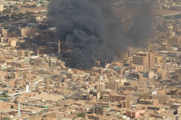 لقطة من فيديو تظهر دخانا أسود وحريقا في سوق مدينة أم درمان بالسودان 15 مايو 2023 (رويترز)
