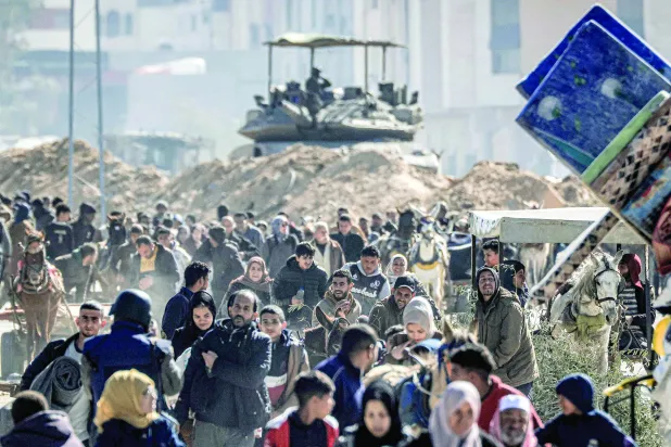 نزوح من خان يونس في اتجاه جنوب قطاع غزة بأمر من الجيش الإسرائيلي (أ.ف.ب)