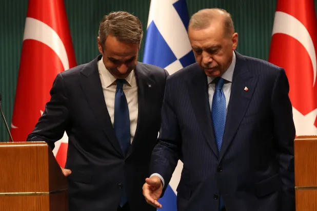 الرئيس التركي رجب طيب إردوغان ورئيس الوزراء اليوناني كيرياكوس ميتسوتاكيس يعقدان مؤتمراً صحافياً مشتركاً بعد محادثاتهما بأنقرة الاثنين (إ.ب.أ)