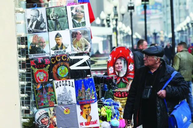 Moskova'da Rusya Devlet Başkanı Vladimir Putin ve Sovyet sloganları ile dolu turistik hediyelik eşya dükkânı (Getty)