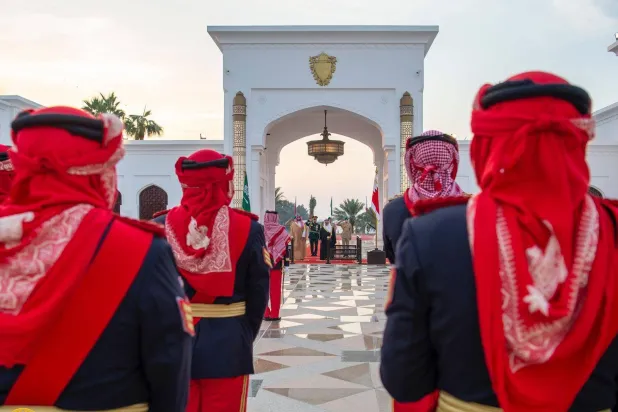 الملك حمد بن عيسى آل خليفة أثناء استقبال ولي العهد السعودي رئيس مجلس الوزراء الأمير محمد بن سلمان (واس) 