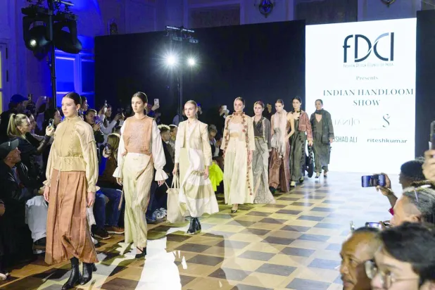 تسللت الأنسجة المصنوعة من النول إلى عروض أزياء عالمية ومحلية على حد سواء (إف دي سي آي)