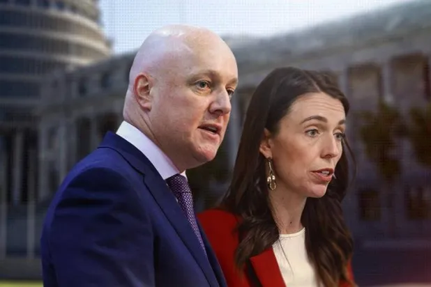 رئيس الوزراء النيوزيلندي كريستوفر لوكسون ورئيسة الوزراء السابقة جاسيندا أردرن (إكس)