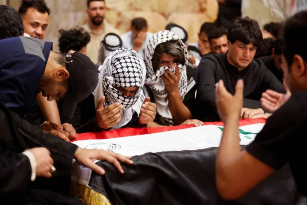 عراقيون يشيعون نعش جندي قُتل في هجوم «داعش» على موقع عسكري شمال بغداد (رويترز)