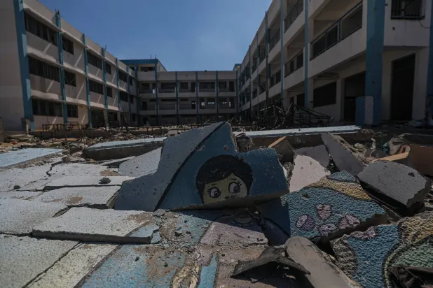 «الأونروا» تكشف العثور على قنابل غير منفجرة تزن ألف رطل داخل مدارس خان يونس في غزة (إ.ب.أ)