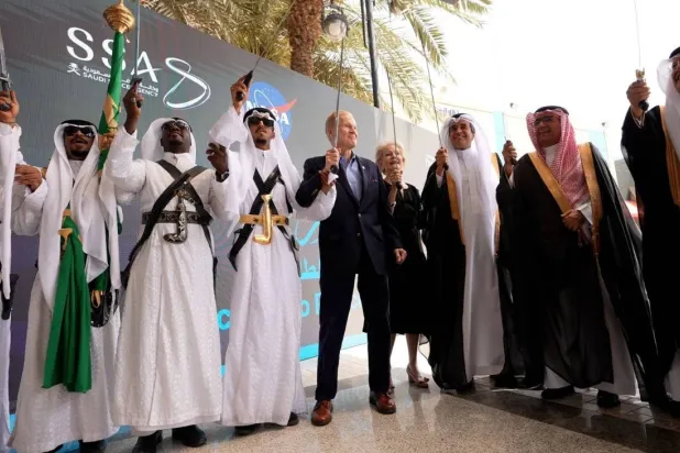 مدير وكالة الفضاء الأميركية يؤدي العرضة مع رئيس جامعة الأمير سلطان ومسؤولين (تصوير: تركي العقيلي)