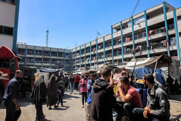 أشخاص يتجمعون بساحة مدرسة تابعة لـ«الأونروا» في جباليا بقطاع غزة في 14 مايو 2024 (أ.ف.ب)