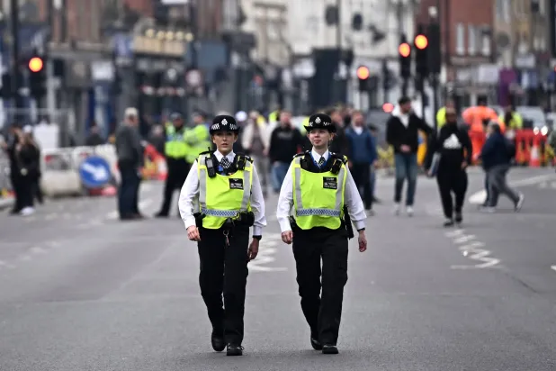 الشرطة البريطانية: يجب أن يشعر الجميع بالأمان بغض النظر عن دينهم أو عرقهم (رويترز)