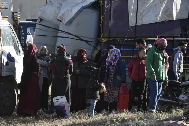 Arsal bölgesinden Suriye'ye doğru yola çıkmaya hazırlanan yerlerinden edilmiş Suriyeliler (EPA)