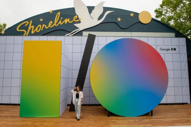 شعار مؤتمر «غوغل» للمطورين الأخير المنعقد يوم أمس في «ماونت فيو» بولاية كاليفورنيا الأميركية (أ.ب)