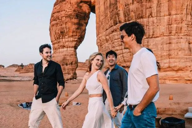 زوار يتجولون بجوار جبل الفيل في محافظة العلا (الشرق الأوسط)