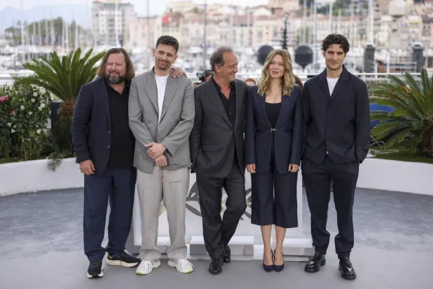 من اليسار كوينتن دبيّو ورافاييل كوينارد وڤينسنت ليندون وليا سيدو ولويس غاريل (أ.ب)