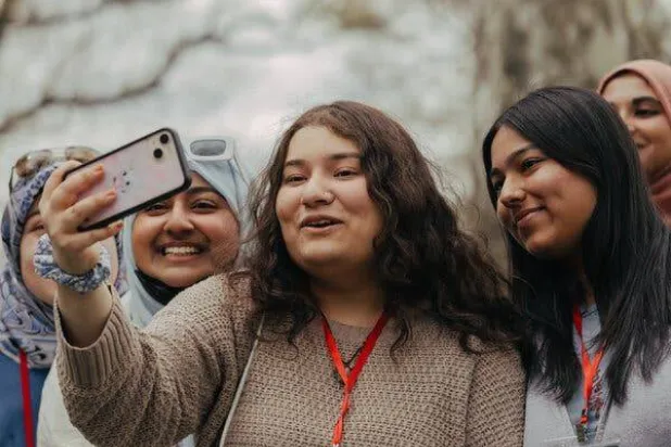 برنامج تعليمي للذكاء الاصطناعي يساعد النساء في كسر الحواجز التكنولوجية