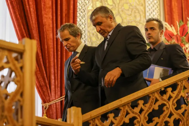 إسلامي يتحدث إلى غروسي على هامش مؤتمر في أصفهان الأسبوع الماضي (أ.ب)