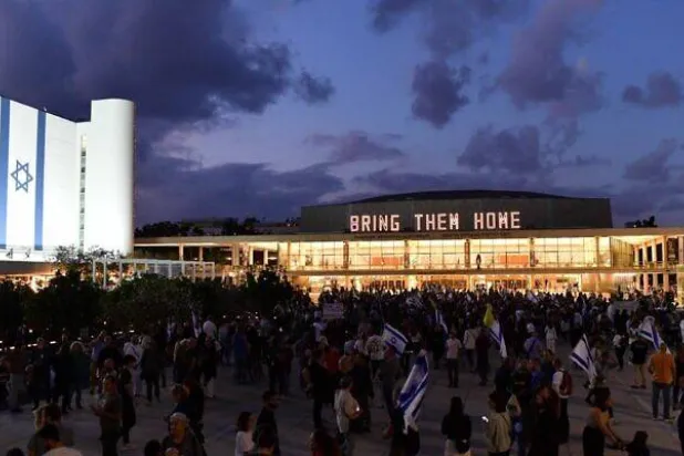 متظاهرون يدعون إلى إطلاق سراح الرهائن الإسرائيليين المحتجزين في غزة عشية العيد الوطني الإسرائيلي السادس والسبعين في ساحة الرهائن في تل أبيب، 13 مايو 2024 (متداولة)