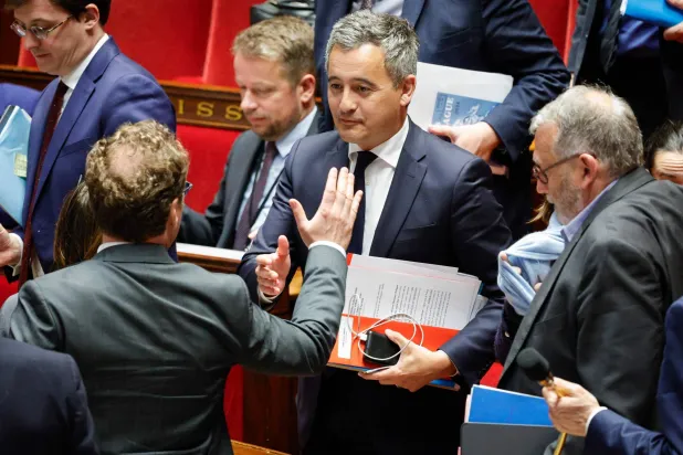 وزير الداخلية جيرالد دارمانان المسؤول عن إدارة الأرخبيل في مجلس النواب مساء الثلاثاء بعد التصويت على توسيع القاعدة الانتخابية فيه (أ.ف.ب)