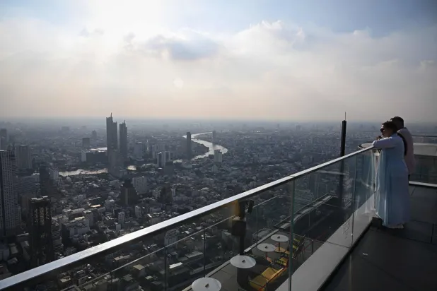 سياح في إطلالة على بانكوك (أ.ف.ب)