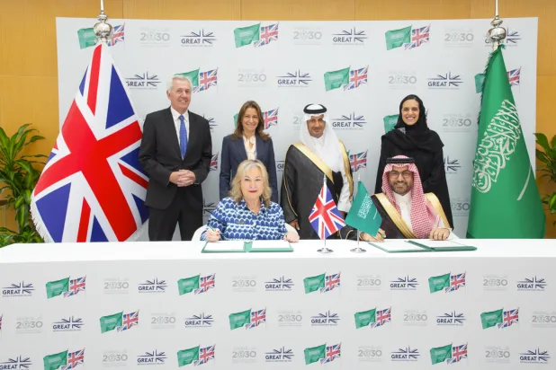 خلال توقيع اتفاقية التعاون السياحي ما بين المملكة وبريطانيا (الشرق الأوسط)
