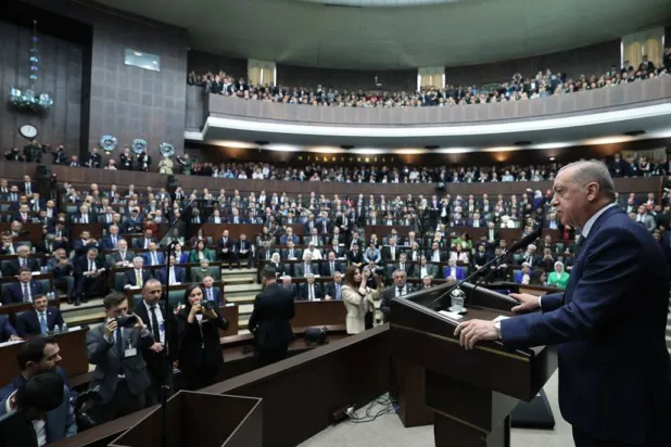 إردوغان ملوحاً لنواب حزبه بالبرلمان الأربعاء عقب انتهاء خطاب تحدث فيه عن محاولة انقلاب ضده وطالبهم بالحرص على دعم إصدار الدستور الجديد (الرئاسة التركية)