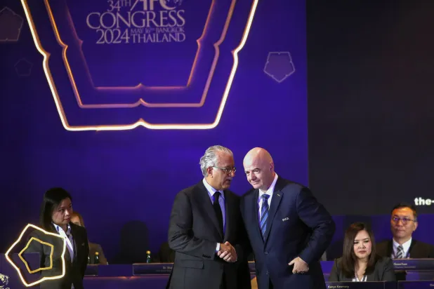 سلمان آل خليفة ورئيس «فيفا» خلال كونغرس الاتحاد الآسيوي (إ.ب.أ)