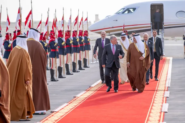 جانب من استقبال ملك الأردن في المنامة لحضور القمة العربية اليوم الخميس (وكالة أنباء البحرين)