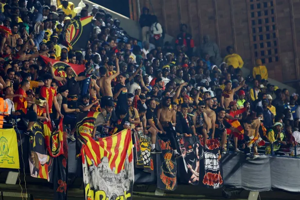 محيط المنطقة شهد مناوشات بين الجماهير والأمن تسبب في إصابات وإيقافات (رويترز)