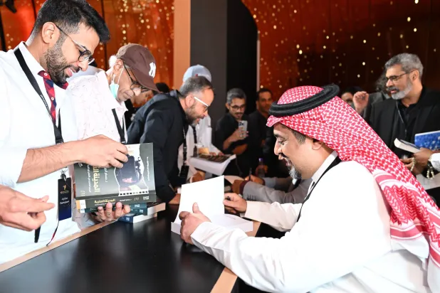 الدكتور مسفر الموسى أثناء توقيع كتابه في الظهران (الشرق الأوسط)