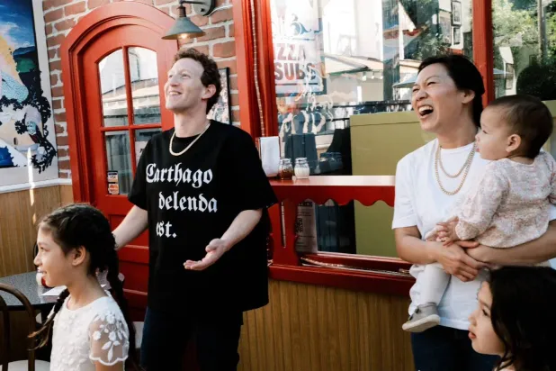 زوكربيرغ يحتفل بعيد ميلاده الأربعين مرتدياً قميصه المثير للجدل (فيسبوك)