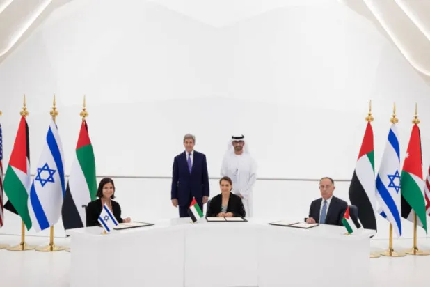 توقيع الاتفاقية بجناح الإمارات في معرض «إكسبو 2020 دبي» (وام)