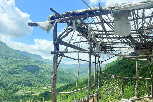 أخشاب مهجورة يحلو للزوّار تصويرها بجانب «صخرة عماد»... (الشرق الأوسط)