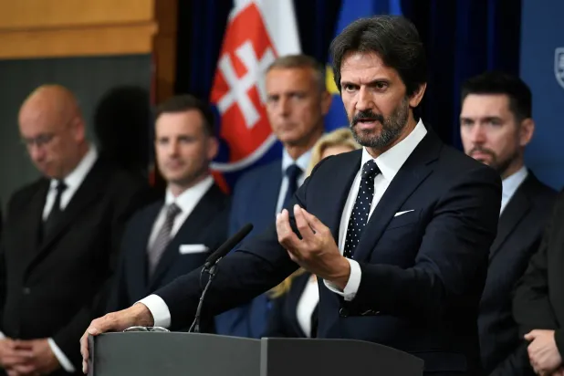 وزير الدفاع السلوفاكي روبرت كاليناك يتحدث خلال مؤتمر صحافي في براتيسلافا - سلوفاكيا اليوم (رويترز)