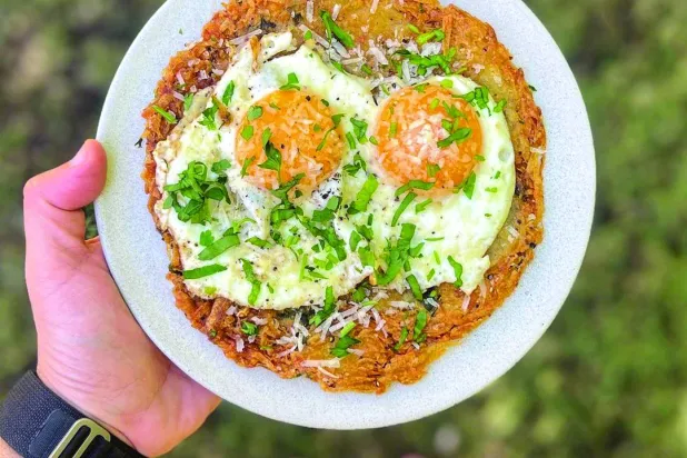 البيض وصفة شيف عمر شبراوي للـ«هاش براونز» (الشرق الأوسط)