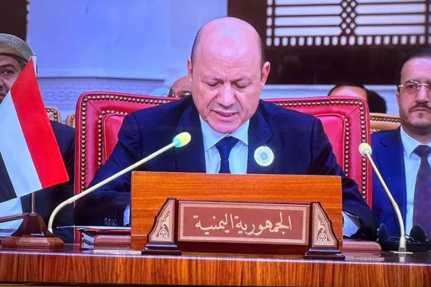 رئيس مجلس القيادة الرئاسي اليمني رشاد العليمي خلال كلمته في قمة البحرين (سبأ)