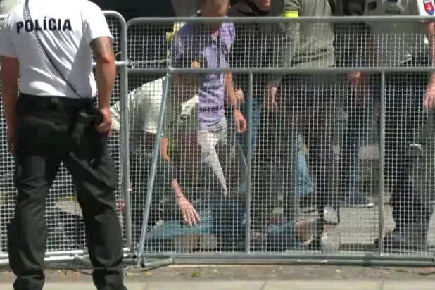 صورة للحظة إطلاق النار على رئيس وزراء سلوفاكيا في 15 مايو (أ.ف.ب)