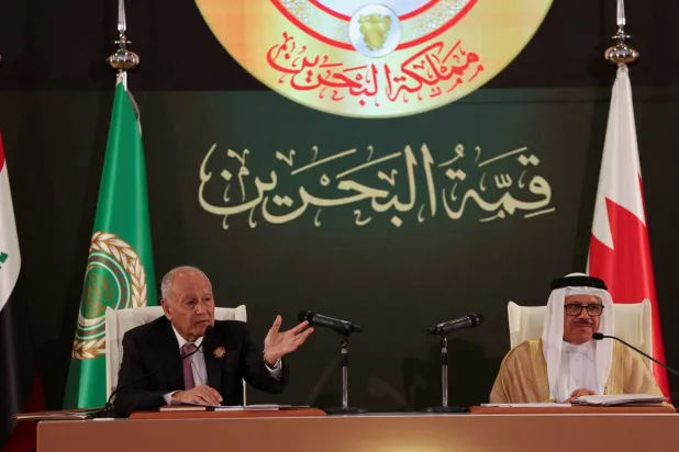 وزير الخارجية البحريني عبد اللطيف الزياني في مؤتمر مشترك مع الأمين العام لجامعة الدول العربية أحمد أبو الغيط (رويترز)