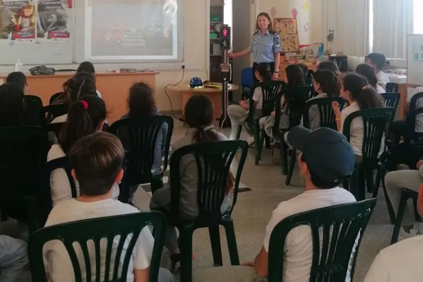 شرطية قبرصية تشرح علامات المرور في إحدى المدارس (أرشيفية - الشرطة القبرصية عبر فيسبوك)