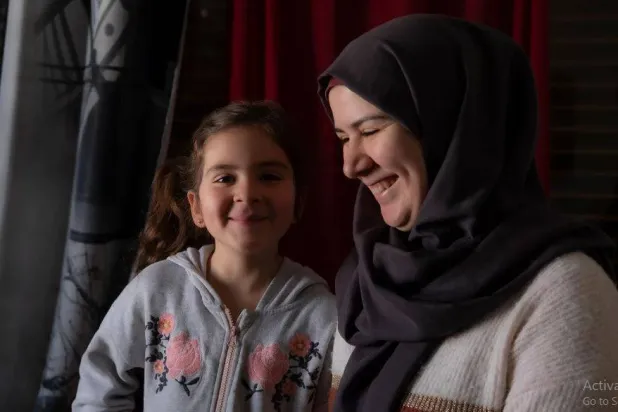 لاجئة سورية وابنتها في قبرص (المفوضية السامية للأمم المتحدة لشؤون اللاجئين)