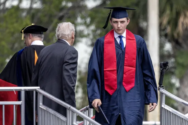 بارون ترمب يشارك في حفل تخرجه بأكاديمية أوكسبريدج في بالم بيتش (إ.ب.أ)