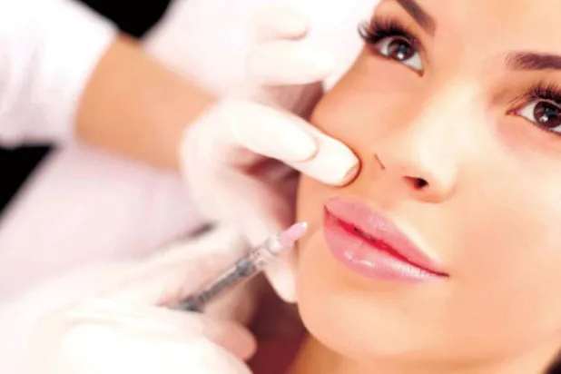 شباب في العشرينات من العمر يلجأون للبوتوكس