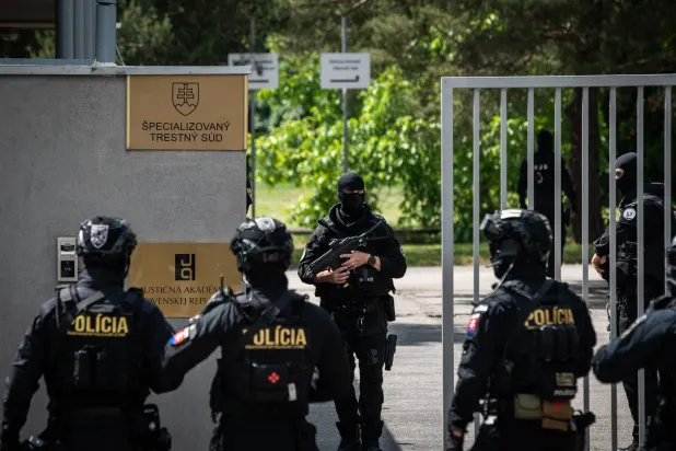 عناصر من شرطة سلوفاكيا يقفون أمام المحكمة خلال جلسة محاكمة يوراج سينتولا المتهم بمحاولة اغتيال رئيس الوزراء روبرت فيكو (إ.ب.أ)