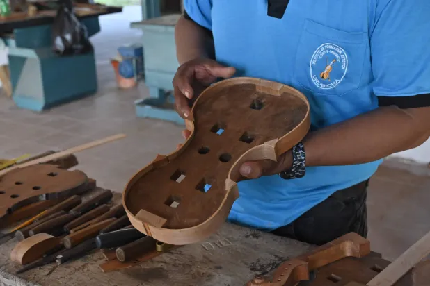 خوسيه مانويل أوراريبيا معلم في معهد أوروبيتشا للتدريب الفني والكورالي والأوركسترا (أ.ف.ب)