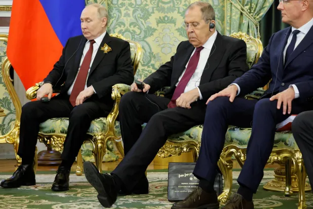 وزير الخارجية الروسي سيرغي لافروف (منتصف) والرئيس الروس فيلاديمير بوتين (يسار) خلال اجتماع مع الرئيس الكوبي ميغيل دياز كانيل (يمين) في موسكو (رويترز)